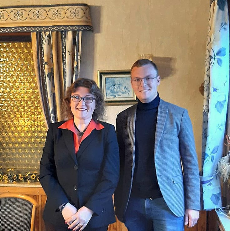 (Das Bild zeigt Sindy Bruchmann mit OV-Vorsitzendem Niklas Kirsch)