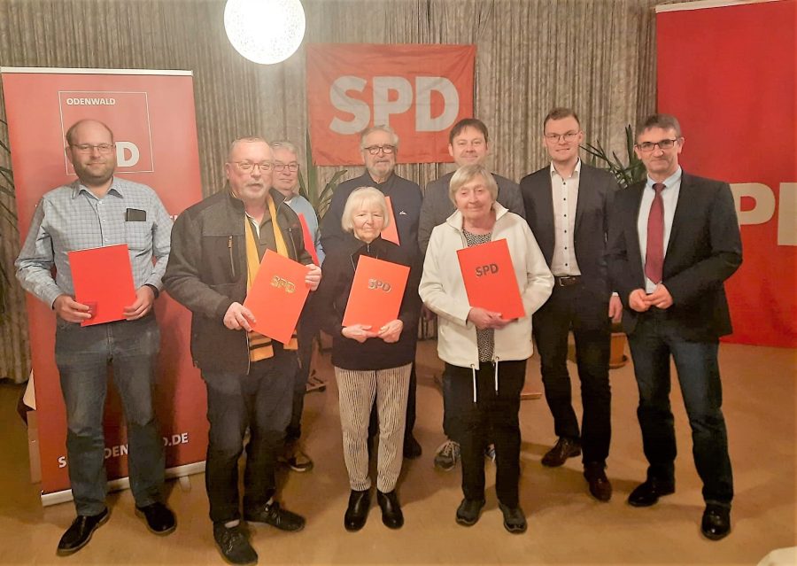 V.li.n.re: Angela Hartmann 10 Jahre, Hans-Joachim Oschinski 50 Jahre, Melanie Mertens 10 Jahre, Else Raupp 25 Jahre, Dr. Monika Giesen-Wiese 40 Jahre, Dr. Jens Zimmermann (MdB), Niklas Kirsch 1. Vorsitzender OV, Karl-Heinz Amos 2. Vorsitzender OV.