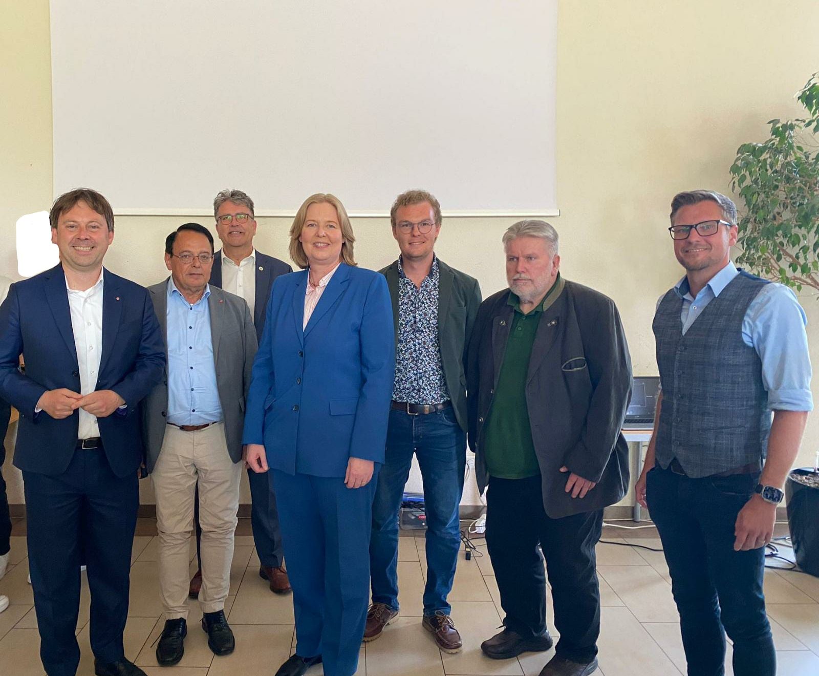 Das Bild zeigt v.l.n.r. MdB Dr. Jens Zimmermann, Harald Staier, MdL Rüdiger Holschuh, Bundestagspräsidentin Bärbel Bas, OV-Vorsitzenden Niklas Kirsch, Siegfried Schaffnit und Patrick Eckert