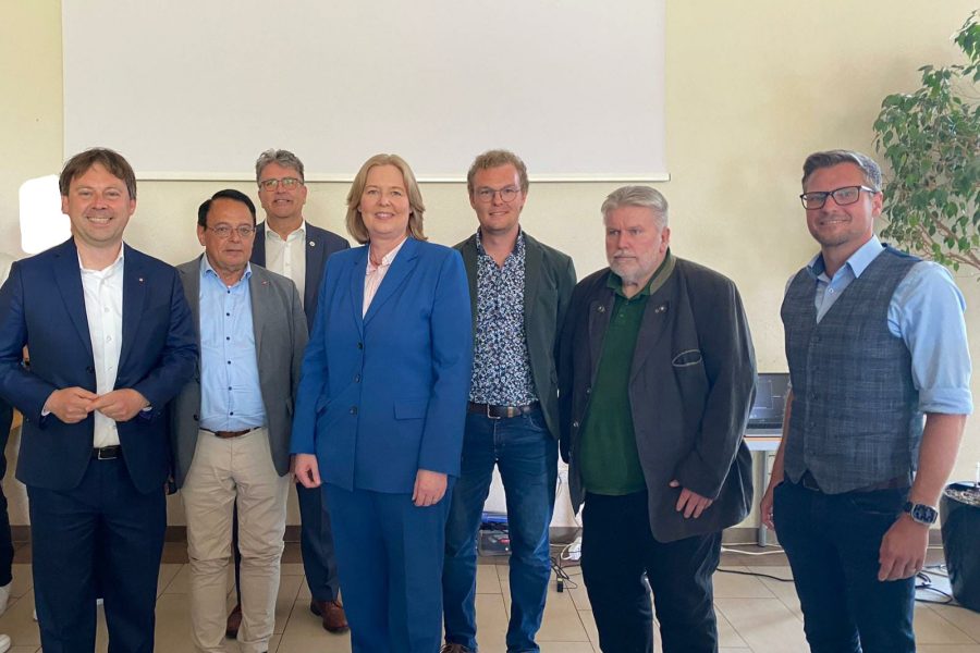 Das Bild zeigt v.l.n.r. MdB Dr. Jens Zimmermann, Harald Staier, MdL Rüdiger Holschuh, Bundestagspräsidentin Bärbel Bas, OV-Vorsitzenden Niklas Kirsch, Siegfried Schaffnit und Patrick Eckert